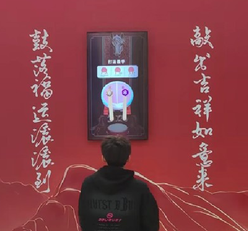 马年击鼓纳福